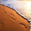 impronte-sulla-spiaggia-